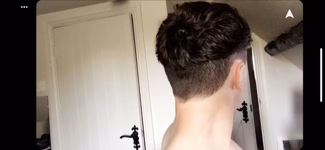 Mới đây, trên mạng xã hội Twitter, một chàng trai đã khoe bức ảnh nhờ bạn gái cắt tóc để giúp cô người yêu giải khuây.