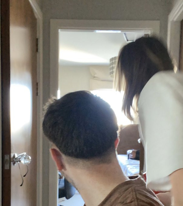 Đáng ngạc nhiên hơn, việc nhờ bạn gái cắt tóc tưởng rằng sẽ được đẹp hơn nhưng ai ngờ chàng trai nhận cái kết đắng.