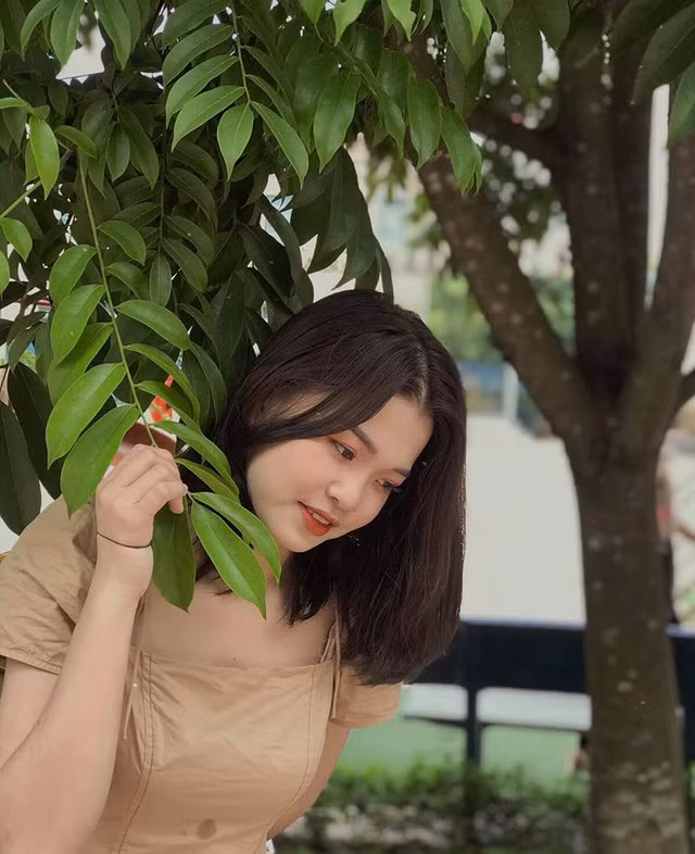 Còn nói về vai trò giáo viên mầm non của mình, Thùy Linh cho biết bản thân cô nghề "gõ đầu trẻ" cần có lòng yêu thương, kiên nhẫn, có tinh thần trách nhiệm cao, nắm vững những kiến thức kỹ năng cần thiết và có khả năng kiềm chế tốt.