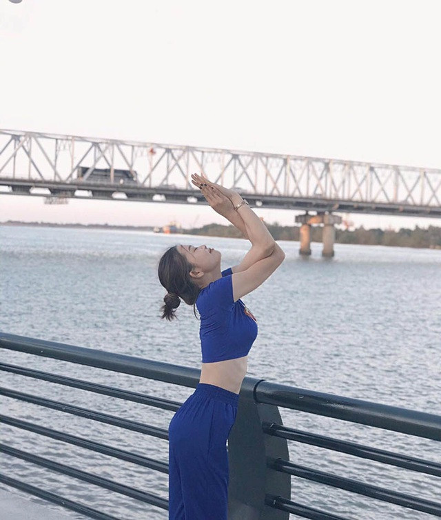Theo chia sẻ của cô giáo hot girl - Thùy Linh, để có được body săn chắc, cô bạn thường xuyên rèn luyện cơ thể bằng bộ môn Yoga.