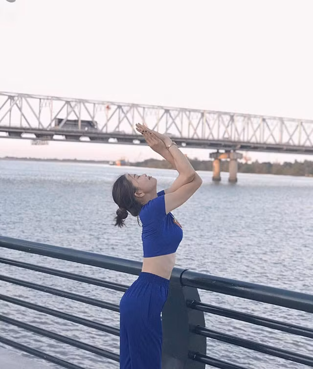 Theo chia sẻ của cô giáo hot girl - Thùy Linh, để có được body săn chắc, cô bạn thường xuyên rèn luyện cơ thể bằng bộ môn Yoga.