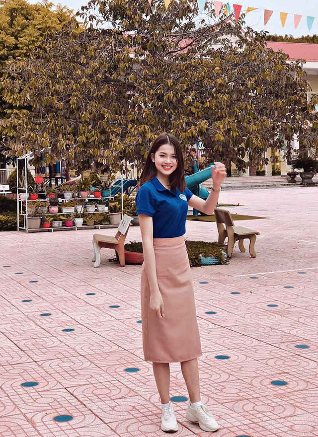 Theo truy tìm của dân mạng, danh tính giáo viên mầm non xinh như hot girl trên có tên Cao Thùy Linh (SN 1997). Hiện cô bạn này công tác tại trường Blue Sky Academy (thành phố Vinh, Nghệ An).