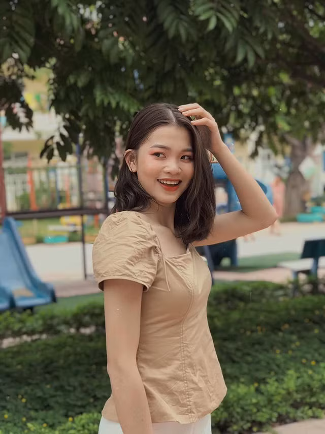 Thùy Linh không chỉ gây chú ý nhờ gương mặt khả ái với những đường nét vô cùng tinh tú mà còn sở hữu thân hình khiến hội chị em phải thèm muốn.