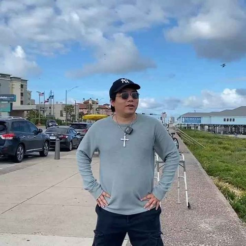 Được biết, nhà hàng lẩu này được nam YouTuber mua lại từ năm 2021. Trước đó, anh và người bạn thân Vương Phạm dự định sẽ hợp tác cùng kinh doanh. Tuy nhiên sau khi hai người nghỉ chơi với nhau, tình hình dịch bệnh căng thẳng cũng như việc anh chàng phẫu thuật kéo dài chân khiến việc kinh doanh nhà hàng bị trì hoãn.