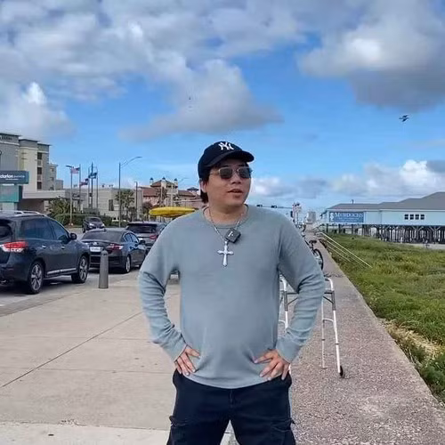 Được biết, nhà hàng lẩu này được nam YouTuber mua lại từ năm 2021. Trước đó, anh và người bạn thân Vương Phạm dự định sẽ hợp tác cùng kinh doanh. Tuy nhiên sau khi hai người nghỉ chơi với nhau, tình hình dịch bệnh căng thẳng cũng như việc anh chàng phẫu thuật kéo dài chân khiến việc kinh doanh nhà hàng bị trì hoãn.