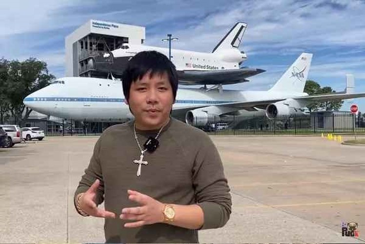 Bên cạnh đó, nhà hàng lẩu của nam YouTuber còn tuyển dụng rất nhiều vị trí khác với đãi ngộ cực hấp dẫn. Ví dụ như vị trí cắt thịt (có máy cắt, chỉ cần xếp thịt vào đĩa) mức lương khoảng 115 triệu/tháng hay vị trí nhân viên pha nước lẩu có mức lương gần 103 triệu/tháng,... Dù đãi ngộ rất cao nhưng yêu cầu của anh chàng lại vô cùng đơn giản.