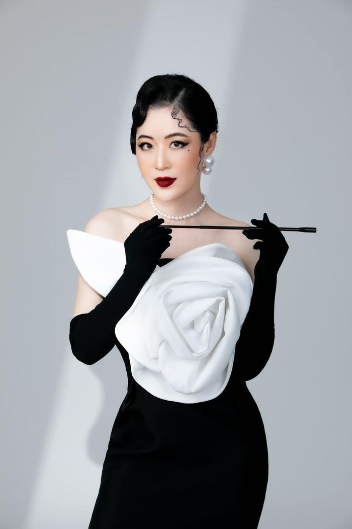 Không chỉ ghi điểm bởi phong cách dẫn chuyên nghiệp, Thanh Tâm còn gây ấn tượng bởi nhan sắc xinh đẹp, vóc dáng cân đối và phong cách thời trang thanh lịch, trẻ trung.