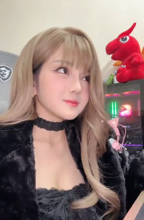 Dù đã lâu không hoạt động mạnh trong cộng đồng streamer, nhưng ở lần trở lại này, Trang Bít Tết vẫn giữ vững phong độ về ngoại hình.