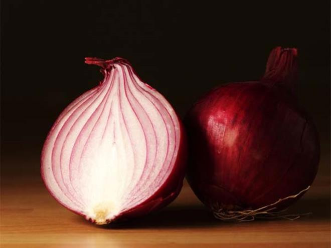 Hành tây: Hành tây có tác dụng như chất kháng sinh giúp chống lại những vi khuẩn gây viêm nướu răng và viêm nha chu.