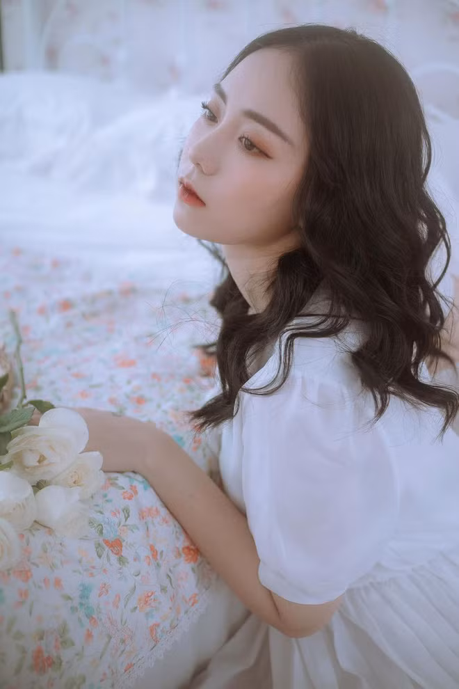 Ngoài việc nói bằng lời, Minh Thu còn không ngại ngần dùng tay nắn bóp, "vày vò" chiếc mũi của mình theo nhiều hướng như một cách để chứng minh mũi mình cao tự nhiên.