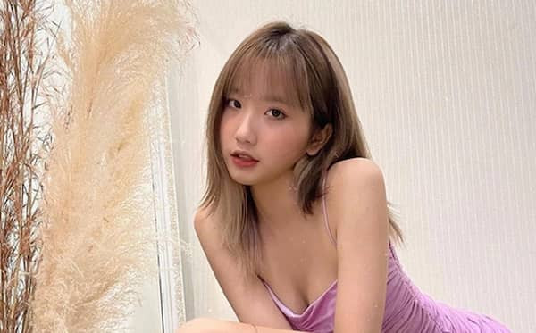 Bên cạnh những lời khen, bộ ảnh mới của Huyền 2k4 vấp phải không ít lời chê bai của netizen khi cho rằng cô nàng đang khoe thân quá đà.