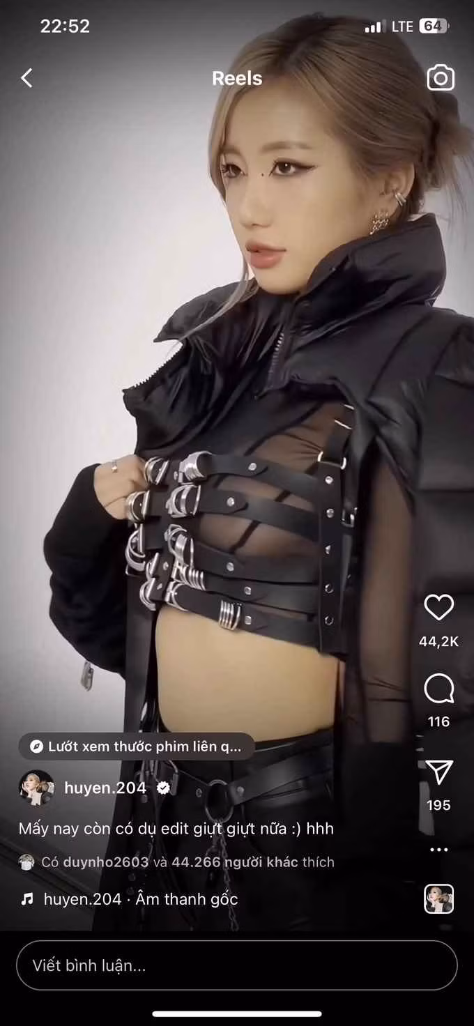 Ngoài ra, Huyền 2k4 cũng không phải thử sức với những trang phục kiệm vải, triệt để phô diện những đường cong hình thể nuột nà.