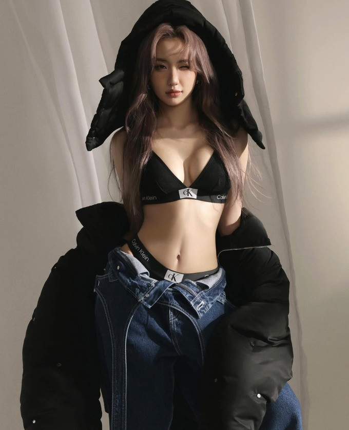 Bên cạnh sự nghiệp vưới nhiều dấu ấn, được ví như "bản sao Ngọc Trinh", đời tư của hot girl Huyền 2k4 cũng được đánh giá là viên mãn khi cách đây không lâu, cô chính thức "về chung một nhà" với thiếu gia Bụt.