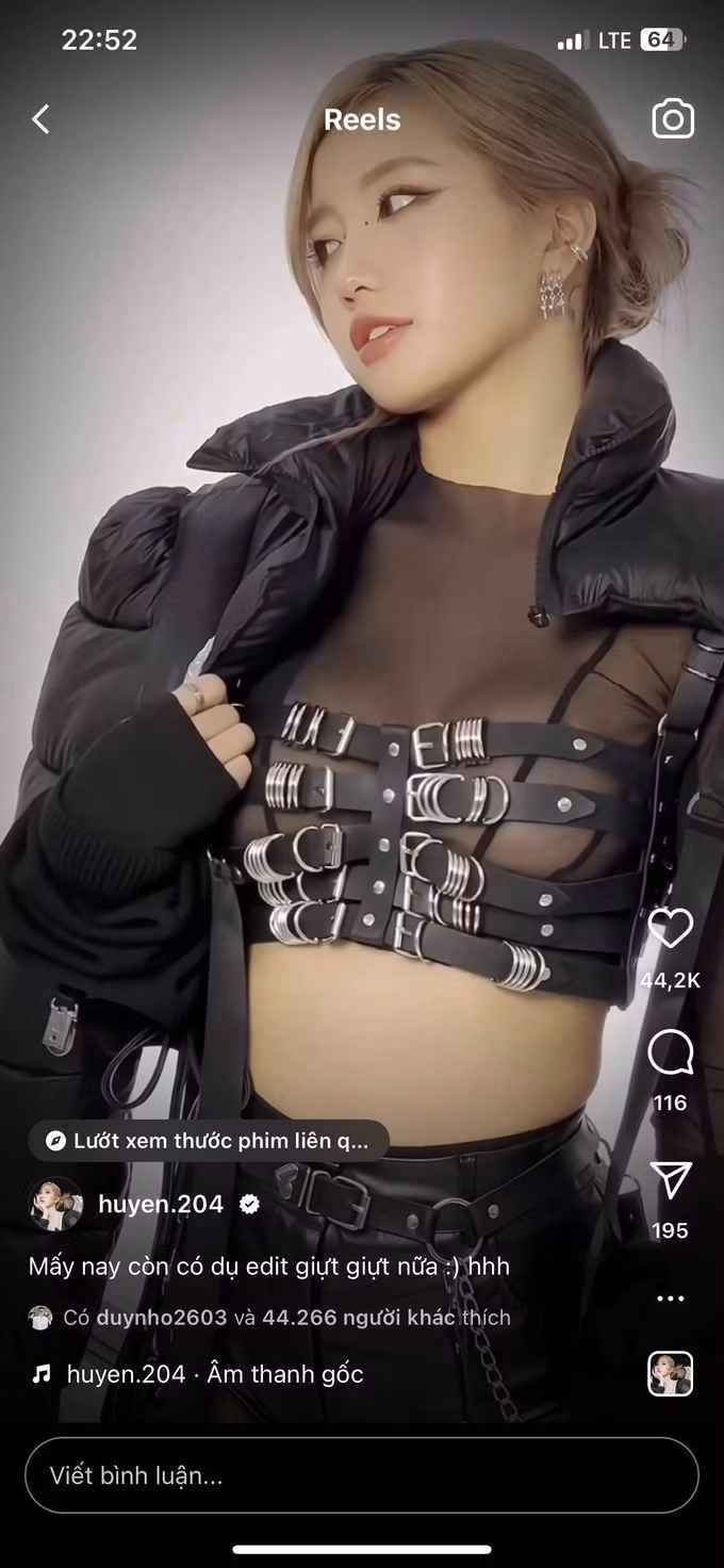 Trong đó, Huyền 2k4 diện trang phục có phần nổi loạn với những chi tiết lưới, khéo léo khoe thân hình nuột nà cùng với những chi tiết dây xích cá tính, mạnh mẽ.