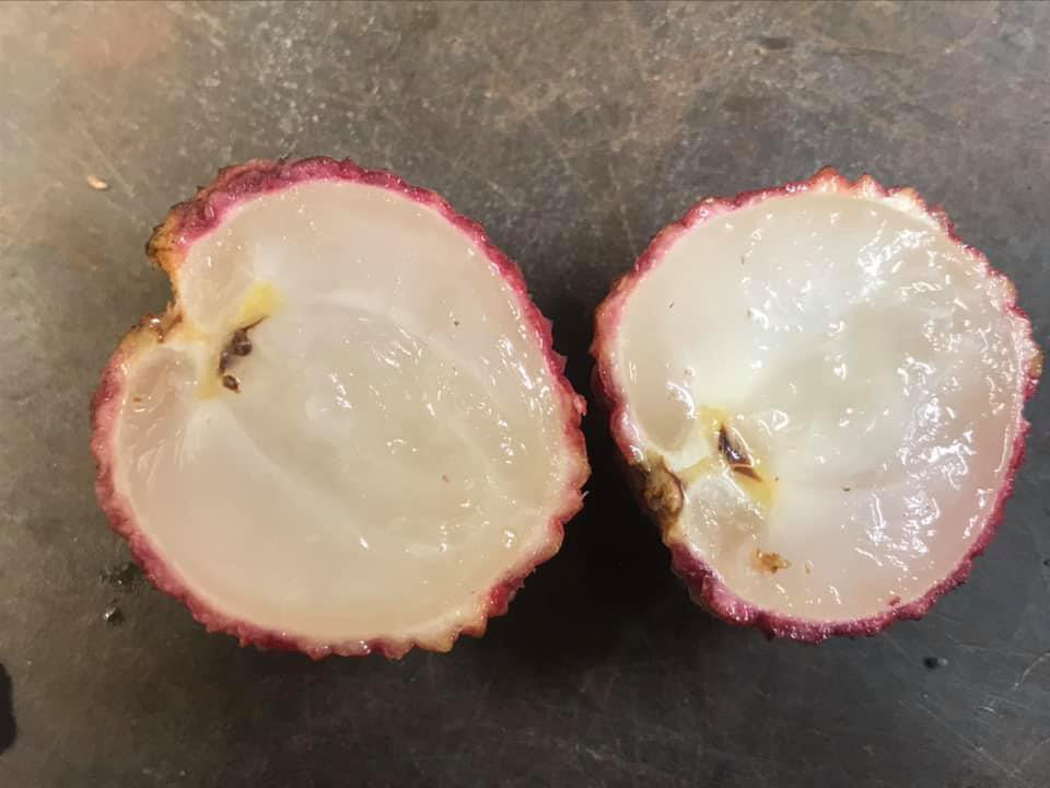 Tuy nhiên, nếu ăn nhiều vải quá các bạn sẽ bị nóng trong người.