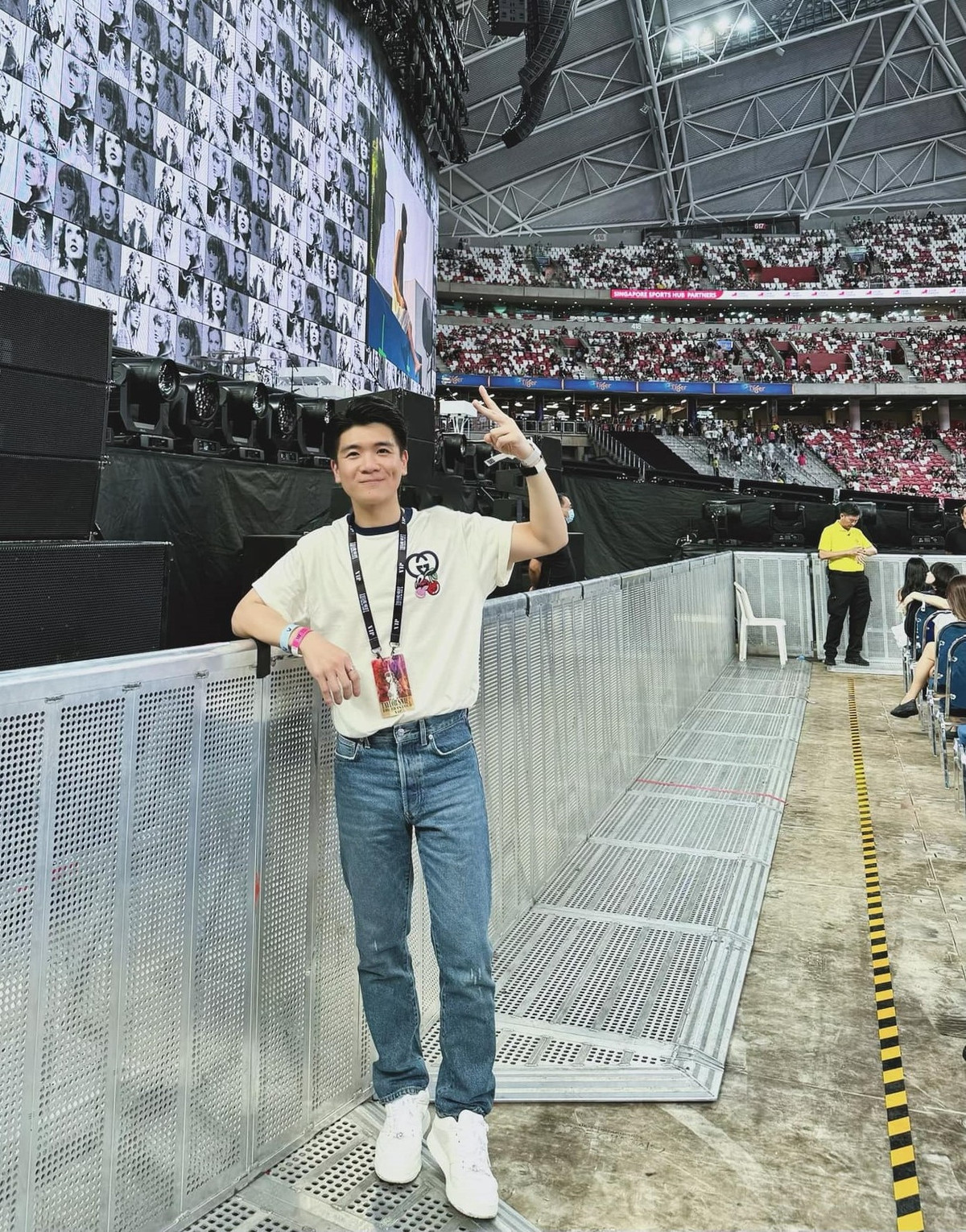 The Eras Tour - tour diễn của Taylor Swift ở Singapore kéo dài từ 2/3 đến 9/3 đang là sự kiện thu hút sự chú ý của công chúng, đặc biệt là người mê âm nhạc Âu Mỹ ở Đông Nam Á. Phó Chủ tịch HĐQT - Phó Tổng Giám đốc SHB Đỗ Quang Vinh (sinh năm 1989) cũng là một trong số đó.