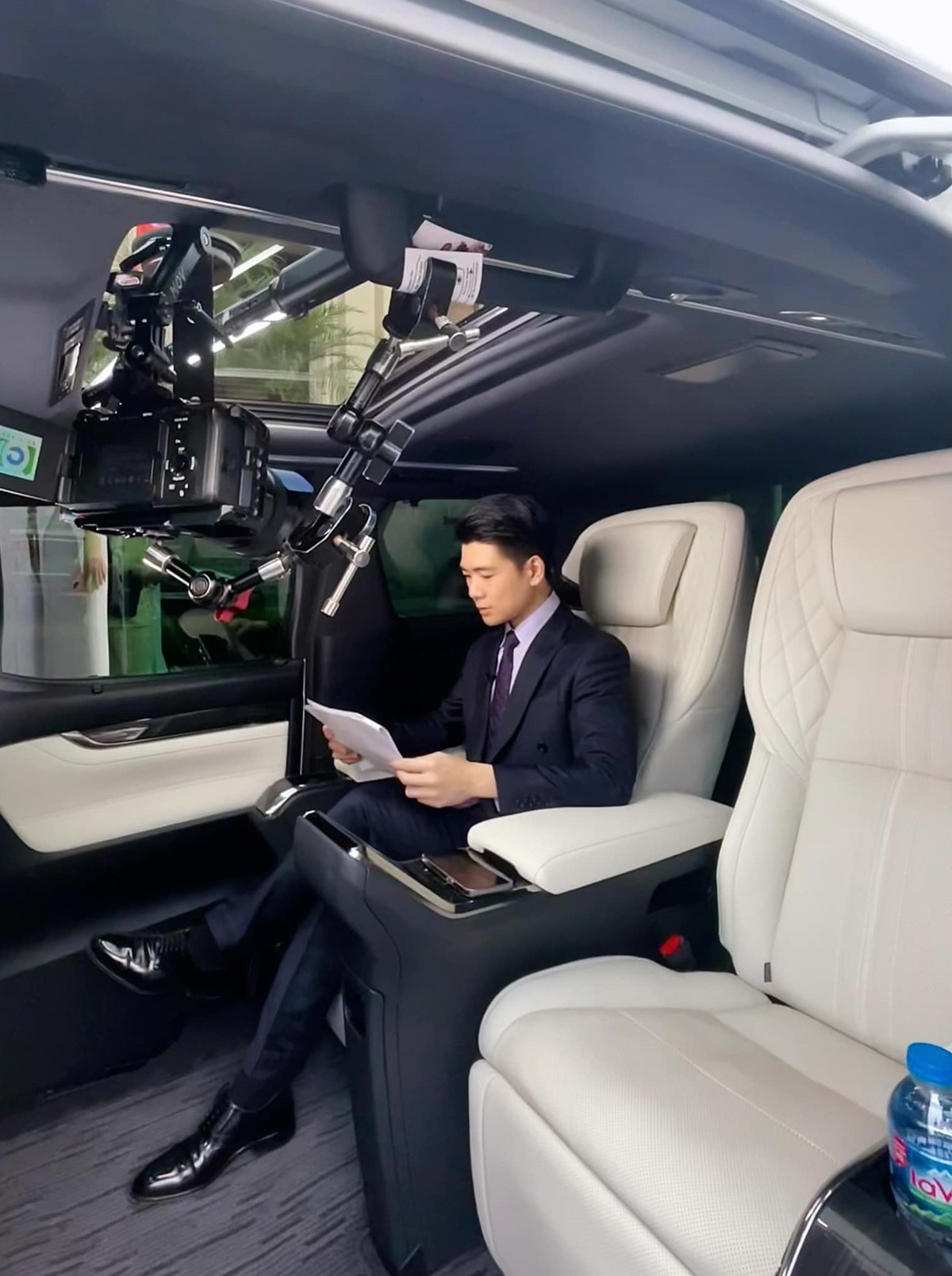 Đi cùng Quang Vinh trong chuyến đu idol này là vợ chồng em trai Đỗ Vinh Quang - Hoa hậu Đỗ Mỹ Linh.