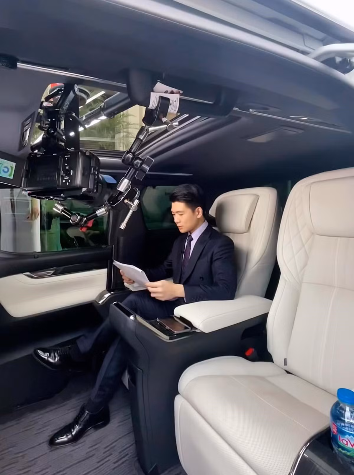 Đi cùng Quang Vinh trong chuyến đu idol này là vợ chồng em trai Đỗ Vinh Quang - Hoa hậu Đỗ Mỹ Linh.