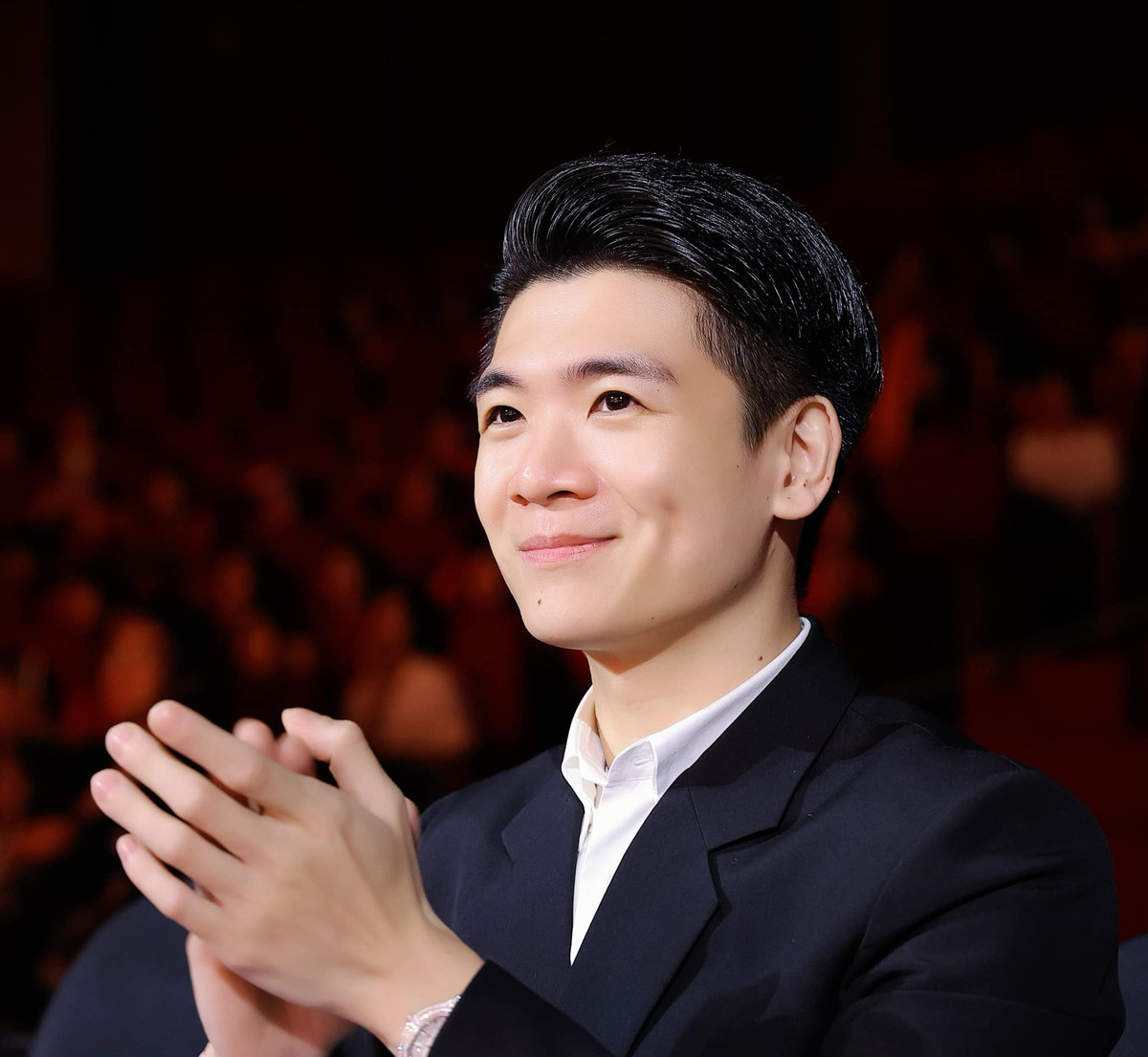 Theo chia sẻ của tổng tài ngành ngân hàng, Quang Vinh đã kịp có mặt để đi xem show của Taylor Swift ngay từ ngày đầu tiên.