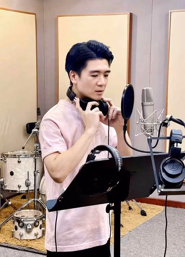 Nguyên văn chia sẻ của Phó Chủ tịch: "“Review một chút về show của cô bạn cùng tuổi Rắn sau 13 năm gặp lại từ lần gặp trước ở London. Vẫn mê cái nhan sắc đó dù giờ thần thái hơn gấp nhiều lần và những bài hát đều trưởng thành hơn với những câu chuyện về mối tình đổ vỡ...