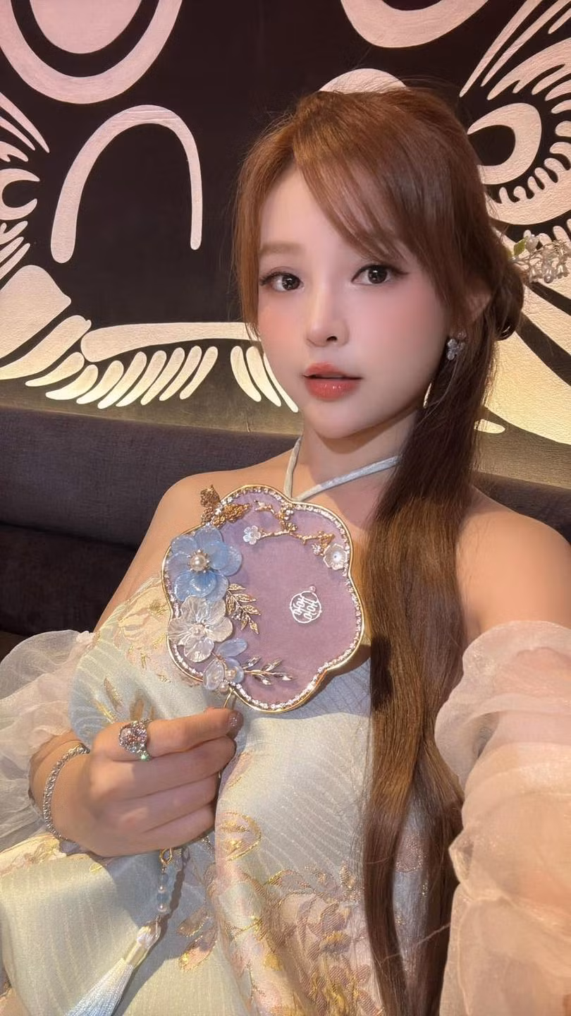 Phong cách thời trang của Huyền Baby thiên về sự đẳng cấp, ưu tiên hàng hiệu và các thiết kế thời thượng.