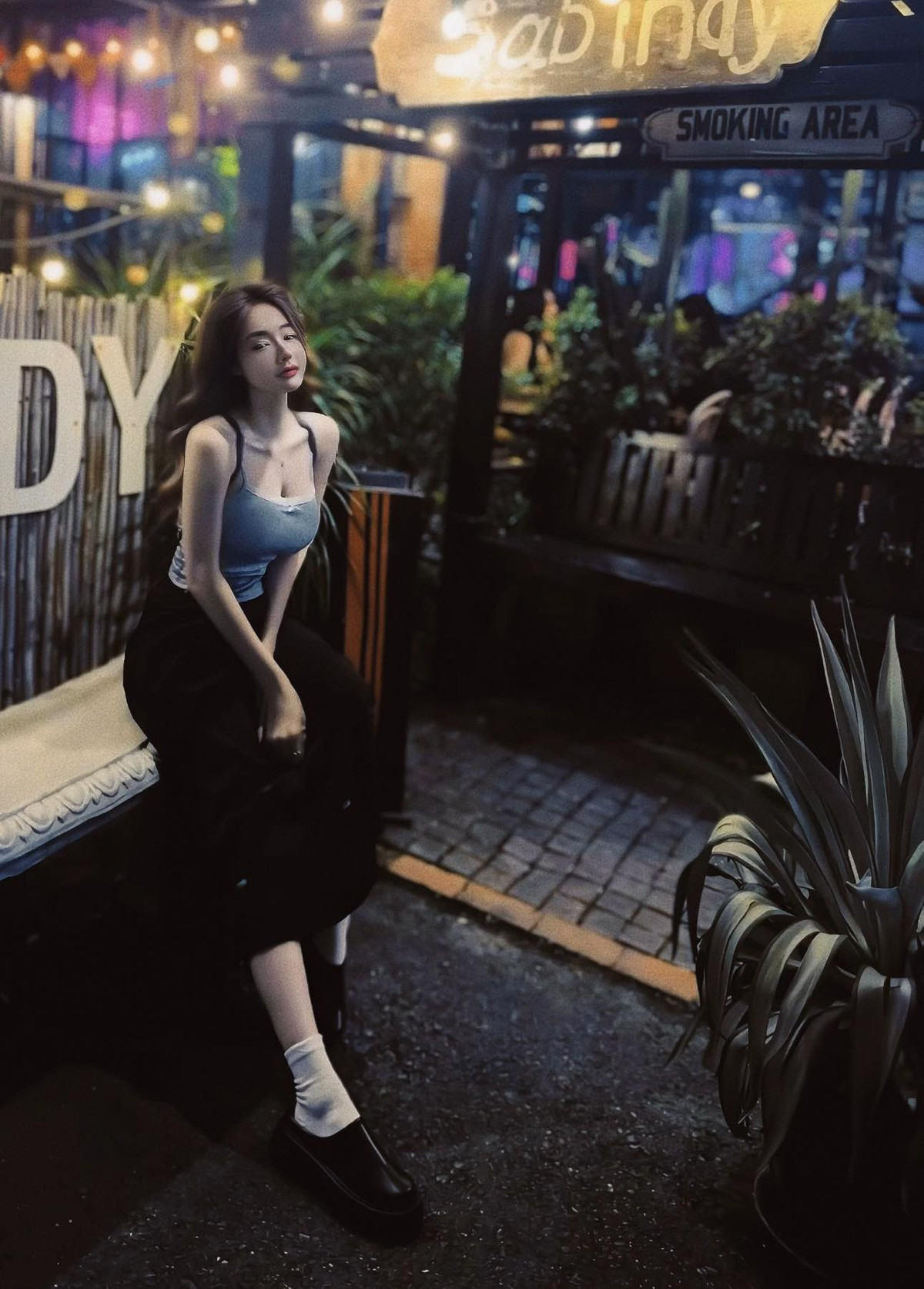 Elly Trần, tên thật là Nguyễn Kim Hồng (sinh năm 1987), từng là hot girl đình đám với phong cách gợi cảm. Cô nổi lên nhờ loạt ảnh khoe đường cong quyến rũ cùng gương mặt lai Tây cuốn hút.