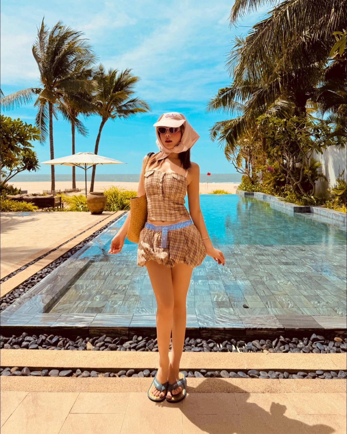 Huyền Baby, tên thật là Đặng Ngọc Huyền (sinh năm 1989), nổi lên từ cuộc thi Miss Teen 2008. Cô sở hữu vẻ đẹp ngọt ngào, trong sáng cùng làn da trắng hồng không tì vết.