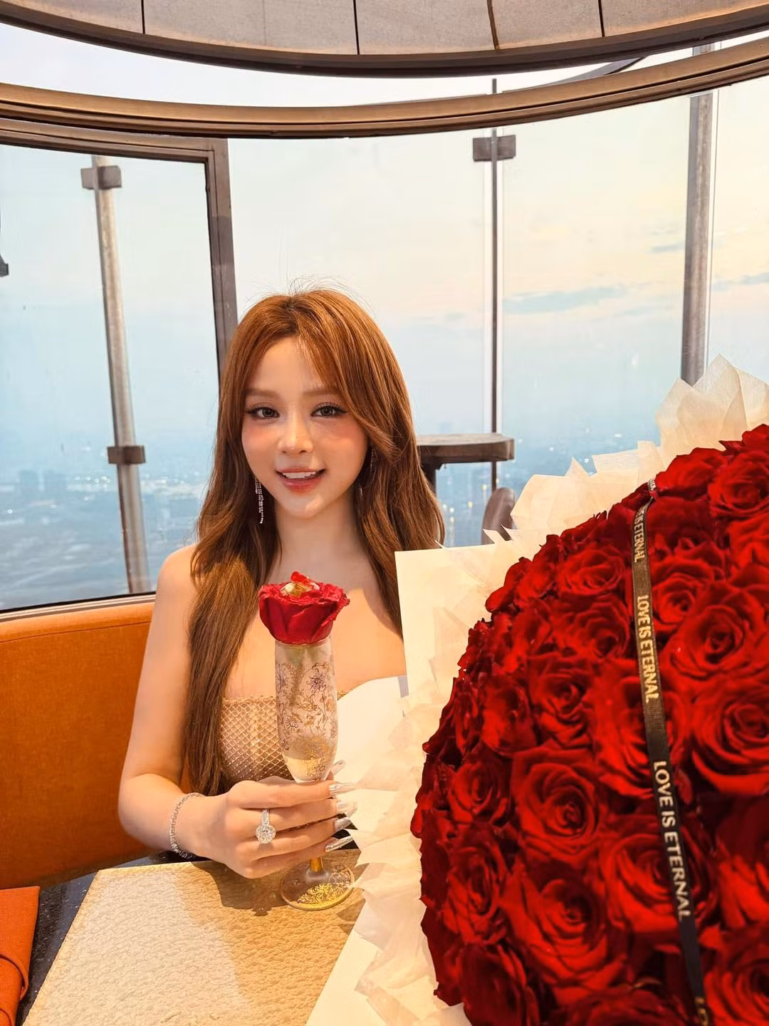 Dù đã là mẹ hai con nhưng "phú bà" Huyền Baby vẫn giữ được vẻ ngoài trẻ trung như thời thiếu nữ.