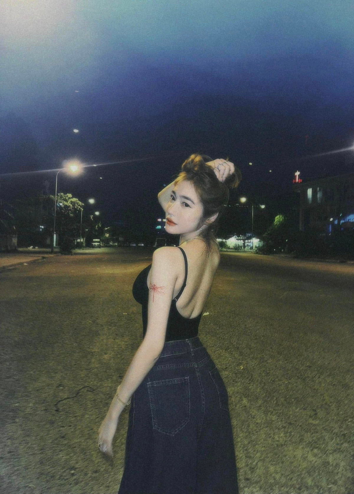 Sau khi nổi tiếng, Elly Trần lấn sân sang diễn xuất và gây chú ý với vai diễn trong phim "Khát vọng thượng lưu". Dù đã làm mẹ hai con, cô vẫn giữ được vóc dáng nóng bỏng khiến nhiều người ngưỡng mộ.