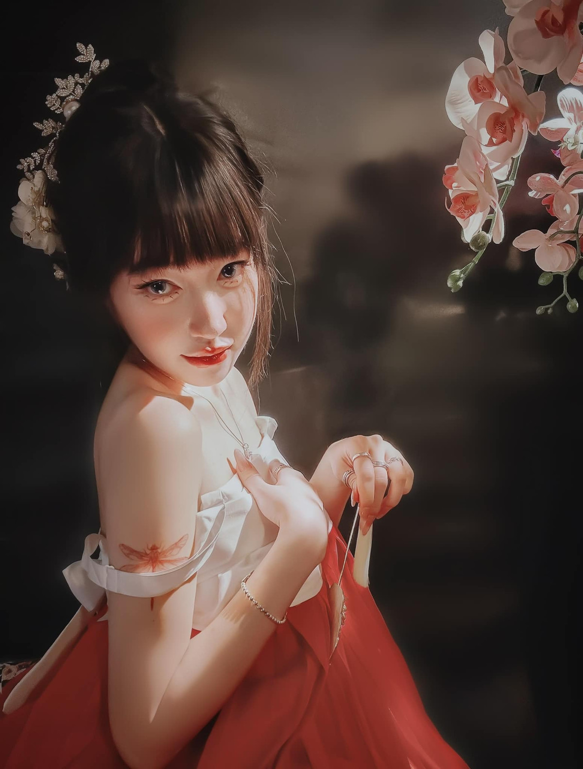 Trên mạng xã hội, Elly thường xuyên chia sẻ hình ảnh khoe dáng táo bạo dù đã qua tuổi 30. Cô ưa chuộng phong cách gợi cảm, ưu tiên những bộ cánh cắt xẻ, tôn lên lợi thế hình thể.