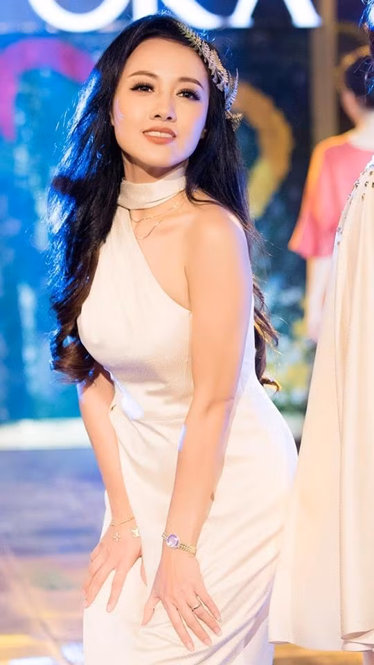 Dù đã bước sang tuổi 42 nhưng nhan sắc của bà mẹ một con - Hoài Anh vẫn vô cùng xinh đẹp, có vẻ như thời gian đã bỏ quên cô.