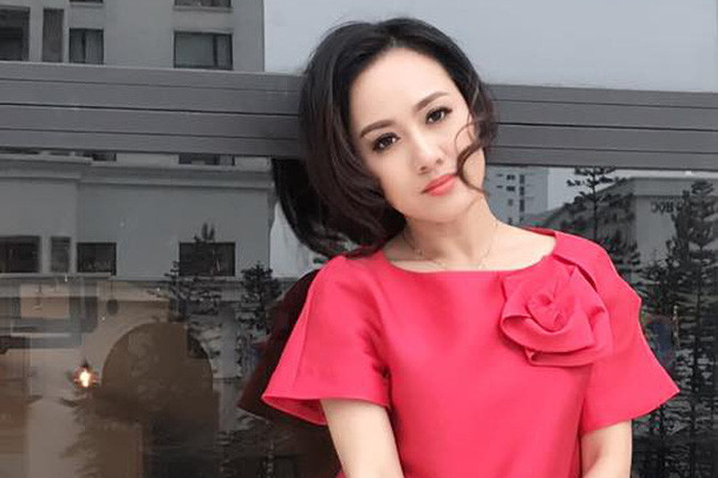 Trước đó, Hoài Anh cũng từng khiến dân tình gặp khó khăn trong việc phân biệt đâu là chị đâu là em với BTV Mai Ngọc bởi nhan sắc trẻ trung, xinh đẹp.