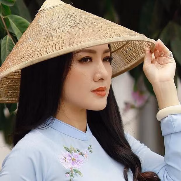 Dù Nguyễn Huỳnh Diệu Linh là nhân vật chính nhưng mọi sự quan tâm của dân tình đều đổ dồn vào nữ BTV VTV Hoài Anh.