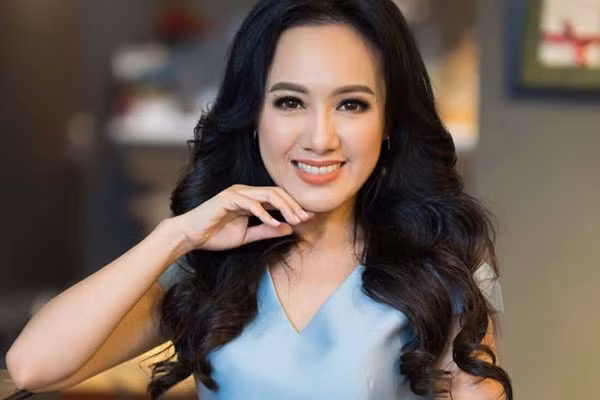 Nhan sắc của BTV Hoài Anh chẳng có nhiều thay đổi sau ngần ấy năm.