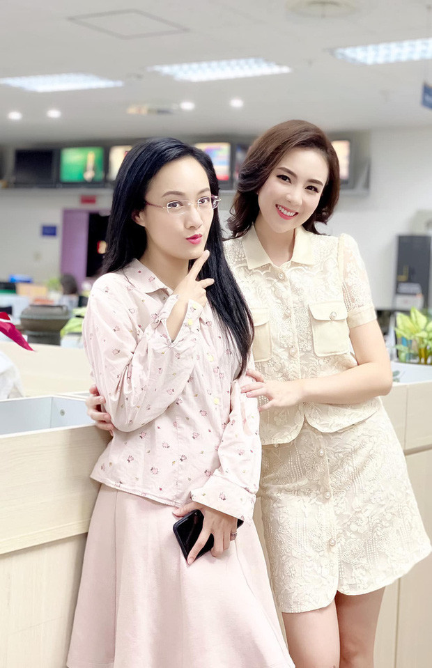 Ngay sau khi bức ảnh BTV VTV Hoài Anh và đàn em Diệu Linh lên sóng đã thu hút nhiều sự chú ý của cư dân mạng.