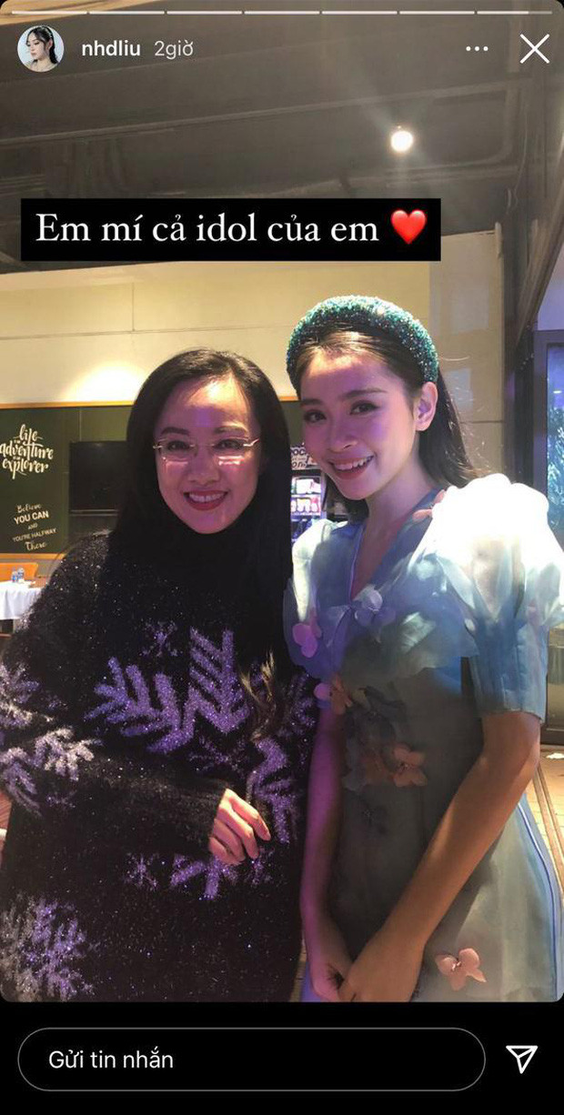 Mới đây, Nguyễn Huỳnh Diệu Linh (SN 2000) - người đẹp top 35 Hoa hậu Việt Nam 2020 vừa khoe ảnh chụp cùng với idol của mình, tưởng ai xa lạ hóa ra là BTV Hoài Anh.