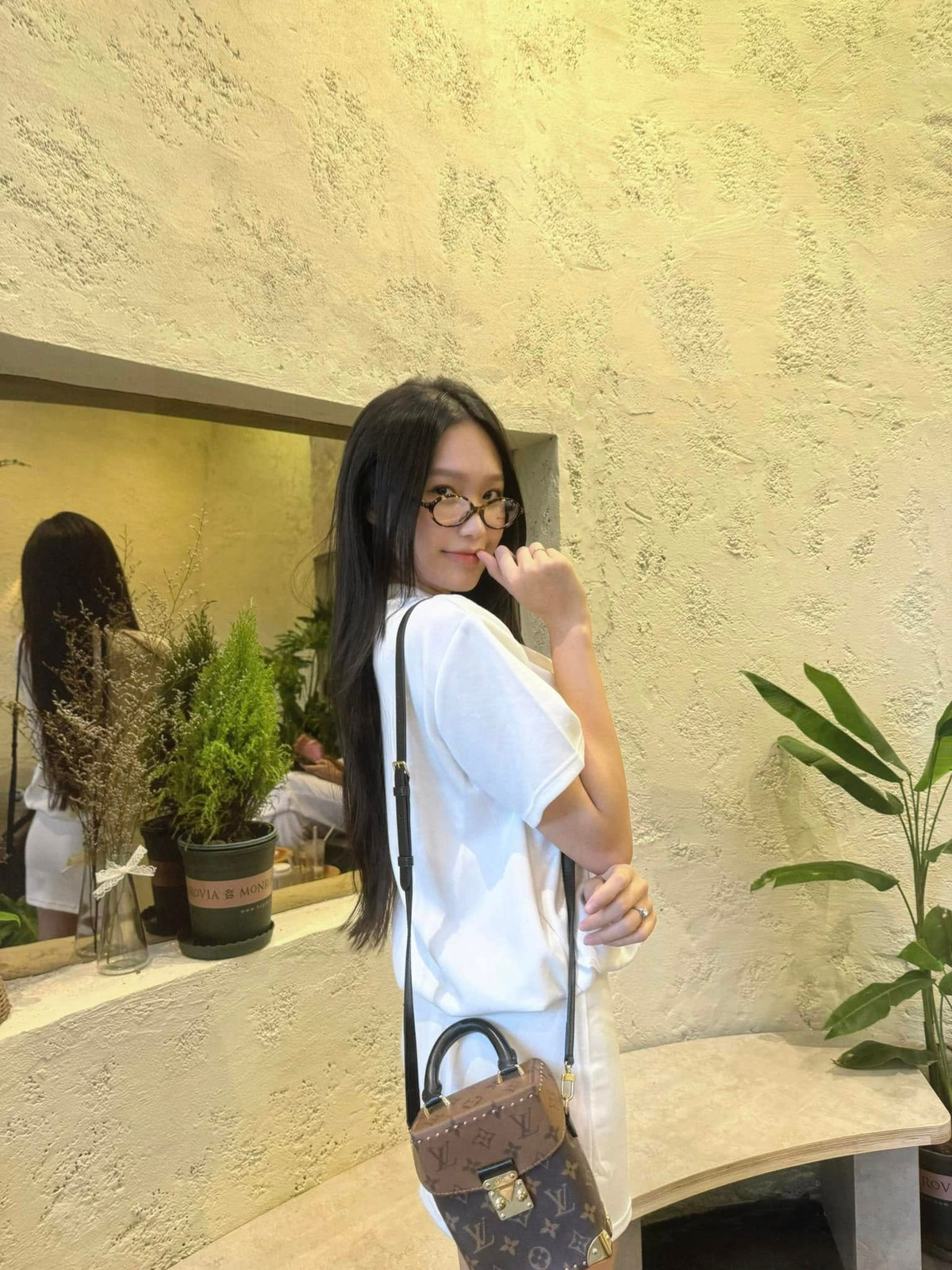 Mới đây, một người bạn cũ từng học cùng trường với Doãn Hải My đã để lại bình luận tiết lộ tính cách và ngoại hình thật của nàng WAG thời còn đi học nhận về nhiều sự chú ý.