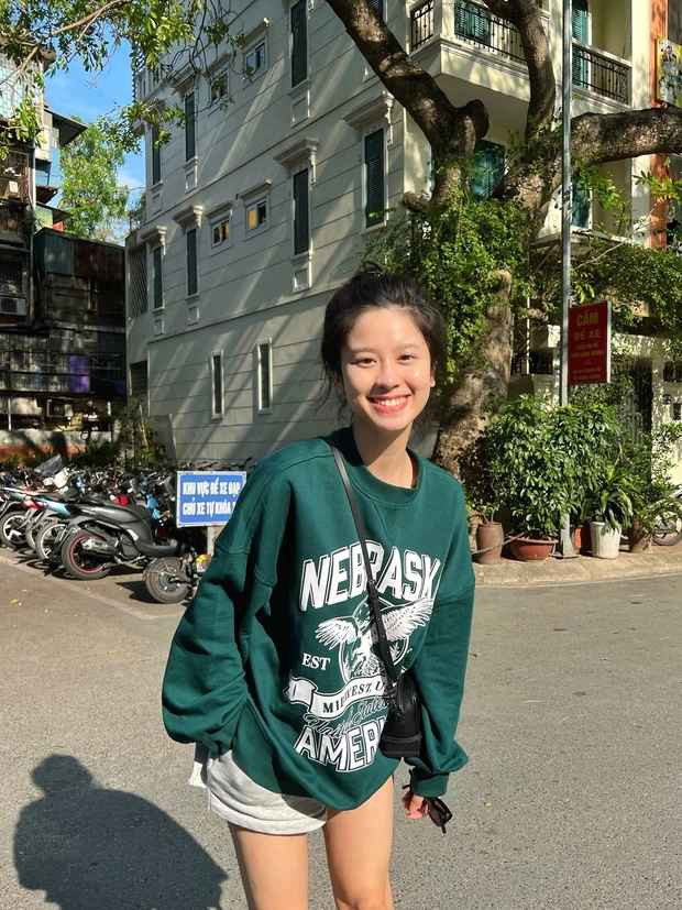 Chẳng có gì phải ngần ngại như cách mà cô nàng vẫn thường khoe mặt mộc ra đường xuống phố như mọi khi, Hàn Hằng show ngay ảnh hồi nhỏ của mình.