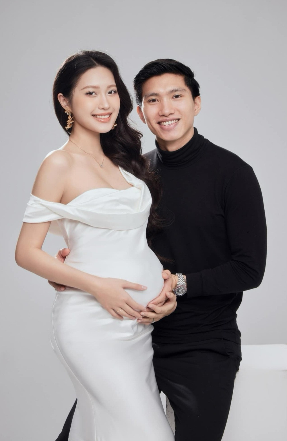 Sau chuỗi ngày dài để fan hâm mộ "đoán già đoán non" việc Doãn Hải My có bầu thì cuối cùng vợ chồng Đoàn Văn Hậu cũng chính thức công khai đón "em bé Rồng" bằng những bức hình xinh yêu.