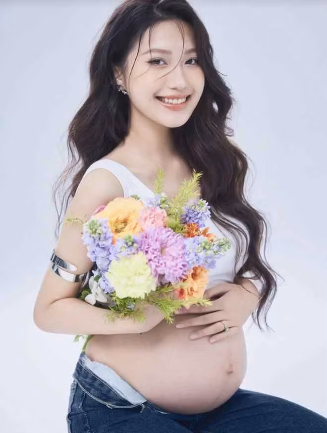 Ngoài những lời chúc mừng, các fan của vợ chồng Hậu - My còn chú ý đến cách mà nhà vợ nam cầu thủ phản ứng với tin mừng này. Đặc biệt nhất phải kể đến cô Mai Đoàn - mẹ top 10 Hoa hậu Việt Nam 2022 trước tin được lên chức.