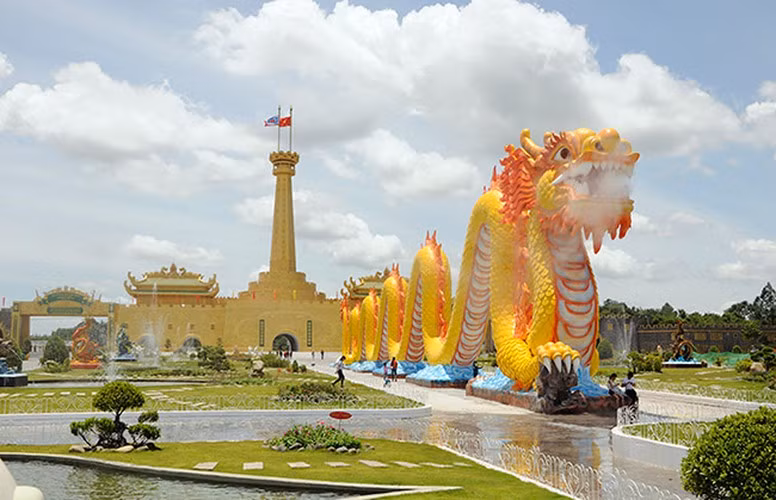 Bên cạnh đó, ông Dũng cũng khẳng định: "Đừng ai có kỳ vọng, dù có bao nhiêu tiền cũng không mua được Đại Nam này". Với chồng bà Hằng tài sản gia đình ông xây dựng không chỉ là khu du lịch mà còn là nơi thờ tự, là linh hồn, tấm lòng của ông với dân tộc, đất nước.