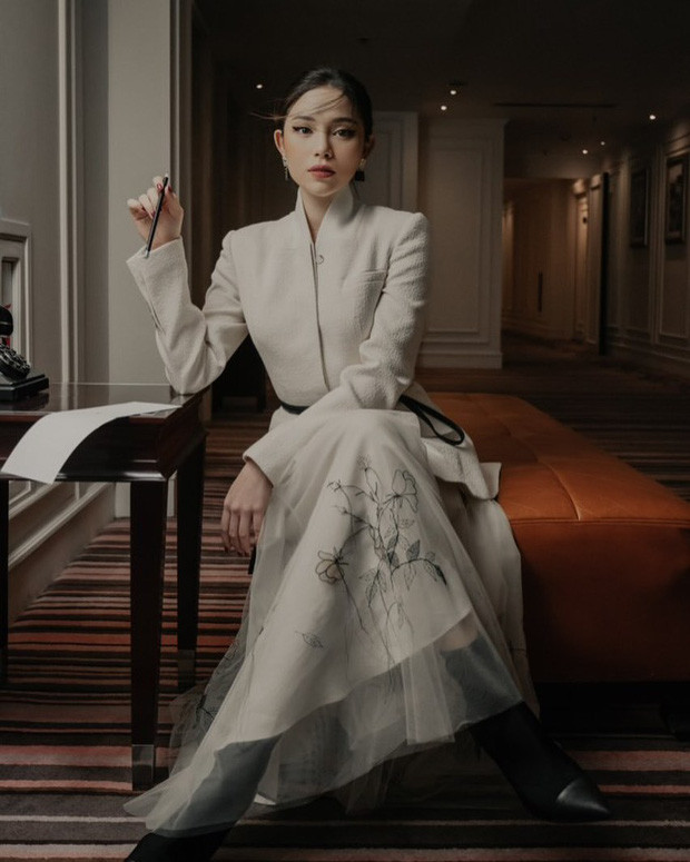 Từ wall Facebook, Instagram đến story ở cả 2 nơi này, Phillip Nguyễn đều không bỏ sót cơ hội đăng ảnh bạn gái xinh đẹp.