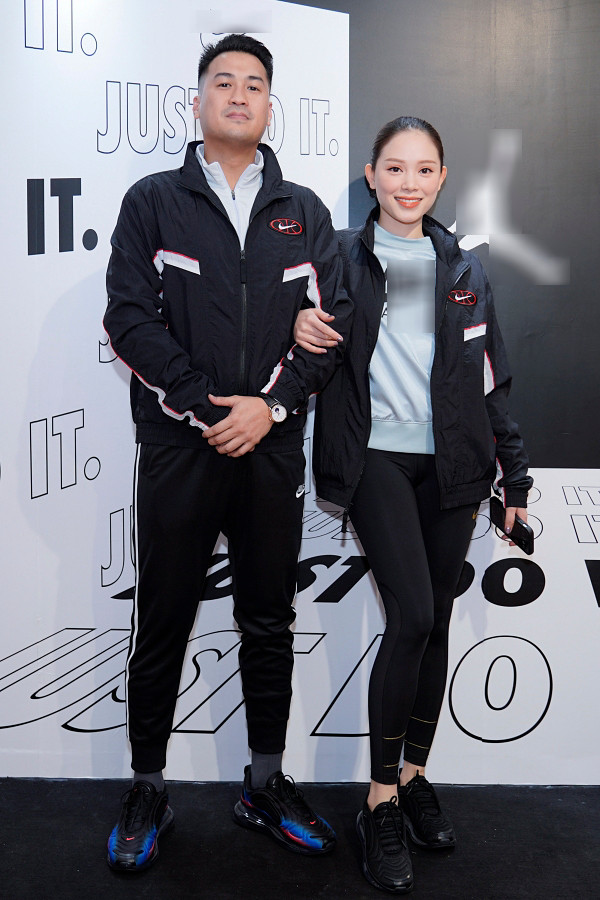 Dù đang đi làm nhưng không quên nhớ bạn trai, trong tờ giấy đạo cụ của Linh Rin là dòng chữ "I miss you" (tức là Em nhớ anh).