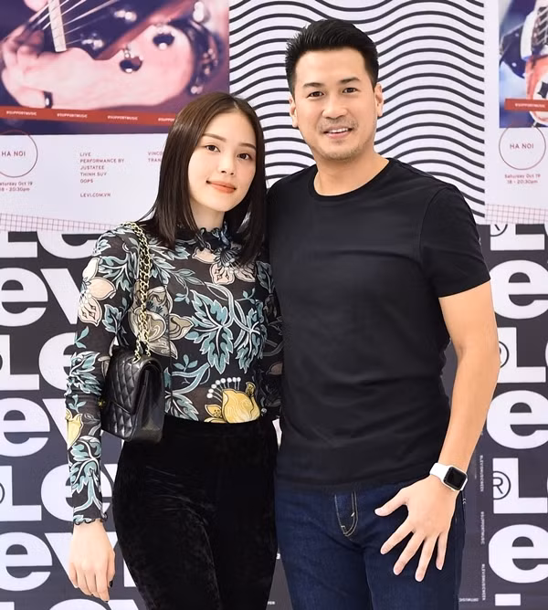 Không dừng lại ở đó, dân tình còn nhớ lại một story mà Linh Rin đăng hôm 1/12 vừa qua có bối cảnh y hệt bức hình Phillip Nguyễn chia sẻ.