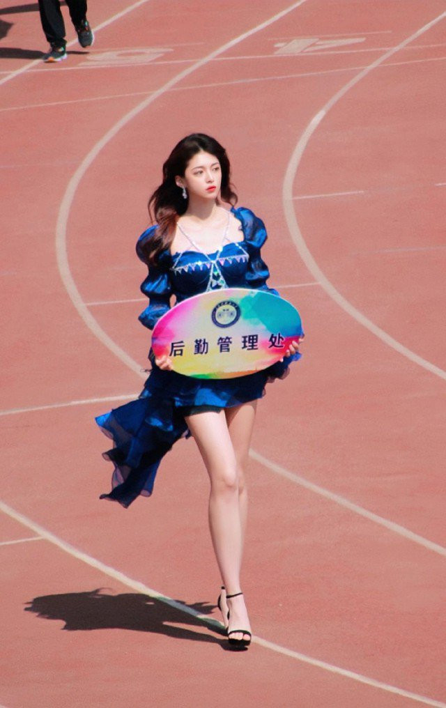 Mới đây, tại lễ khai mạc đại hội thể thao thường niên của trường Đại học Khoa học và Công nghệ Hắc Long Giang (Trung Quốc) một nữ sinh đã khiến dân mạng xôn xao nhờ nhan sắc chuẩn "nữ thần".