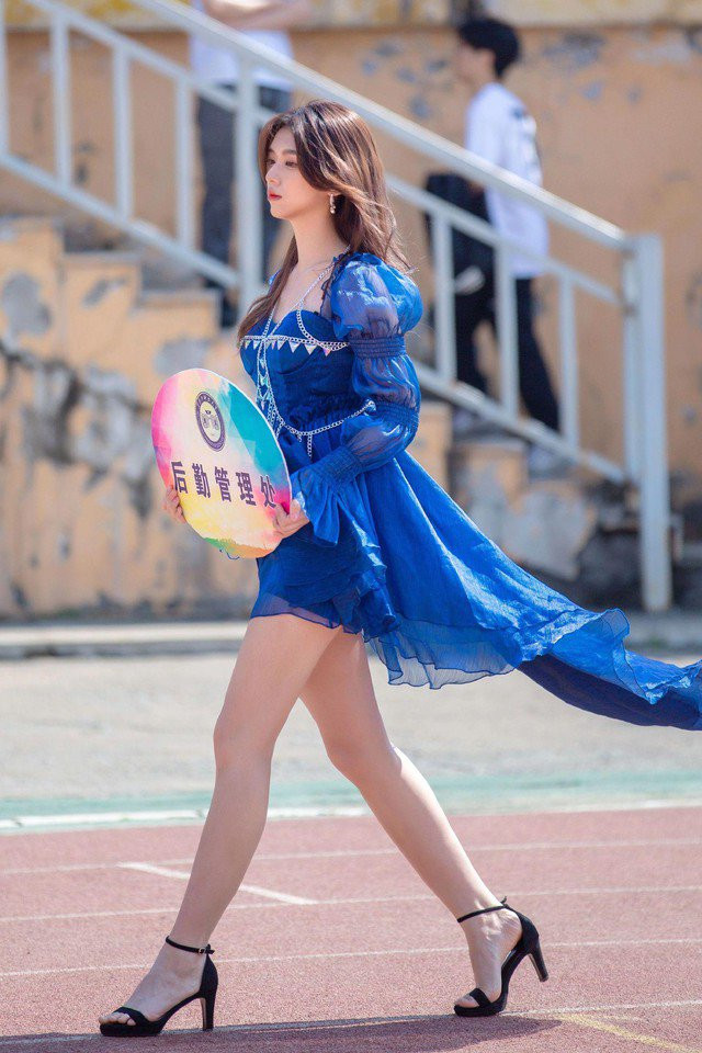 Không hề ngoa khi nói vừa xuất hiện, nữ sinh cầm biển này đã khiến cả góc sân vận động sáng bừng cả lên.