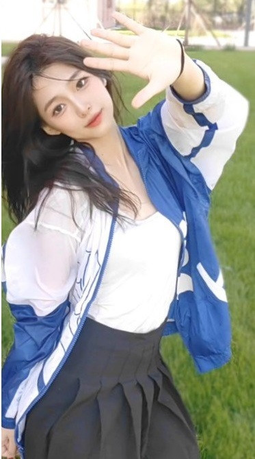 Trong bộ váy xanh nổi bật, cô nàng như hút mọi ánh nhìn với nước da trắng, mái tóc bồng bềnh và đặc biệt là đôi chân dài miên man.