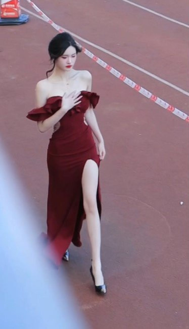 Đây không phải là lần đầu tiên những “nữ sinh cầm biển” lại vô tình nổi tiếng toàn mạng như thế này. Nhiều cư dân mạng bị thu hút bởi vẻ ngoài xinh đẹp và khí chất xuất sắc của họ, không tiếc lời khen ngợi.