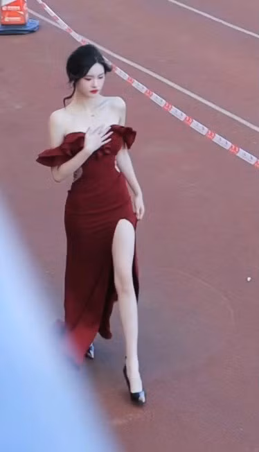 Đây không phải là lần đầu tiên những “nữ sinh cầm biển” lại vô tình nổi tiếng toàn mạng như thế này. Nhiều cư dân mạng bị thu hút bởi vẻ ngoài xinh đẹp và khí chất xuất sắc của họ, không tiếc lời khen ngợi.