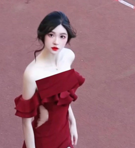 Từ gương mặt khả ái đến nước da trắng, từ đôi chân dài đến những động tác duyên dáng, cộng thêm cả chiếc váy xẻ tà màu đỏ rực rỡ nữ tính, không hề ngoa khi nói cô đã làm sáng bừng cả góc sân. Giây phút khi nữ sinh vô tình ngước mắt lên nhìn vào ống kính càng khiến dân tình ngẩn ngơ hơn.